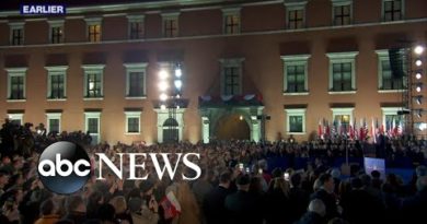 Biden delivers address to crowd in Poland