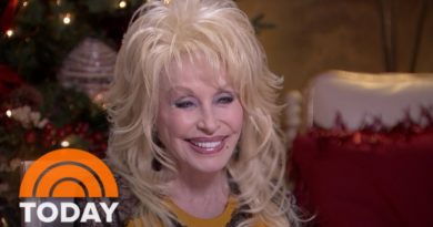Dolly Parton’s Christmas Tradition? Dressing Up As ‘Granny Claus’! | TODAY