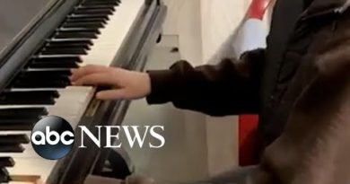 Girl plays piano before evacuating Kharkiv