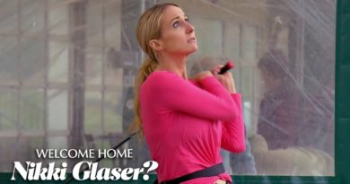 Nikki Glaser's Golf Skills Are PURE COMEDY | Welcome Home Nikki Glaser? | E!