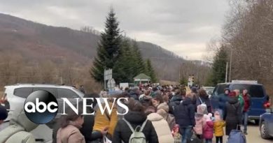 Refugee crisis begins as tens of thousands of Ukrainians flee west