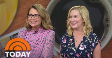 Jenna Fischer, Angela Kinsey Share Their Trick For Approaching Stars