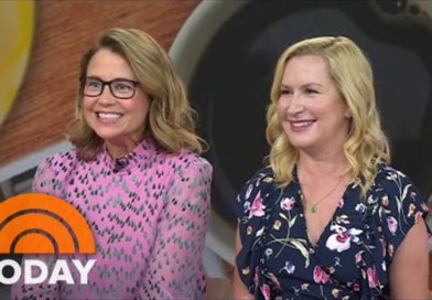 Jenna Fischer, Angela Kinsey Share Their Trick For Approaching Stars